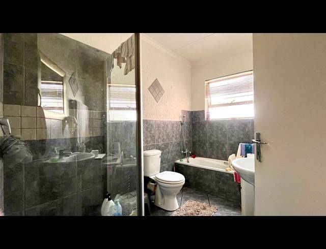 4 BEDROOM HOUSE FOR SALE IN DALPARK EXT 1
